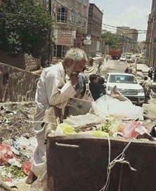 مواطن يمني يأكل من الزبالة بسبب الظروف السيئة التي يمر بها الشعب