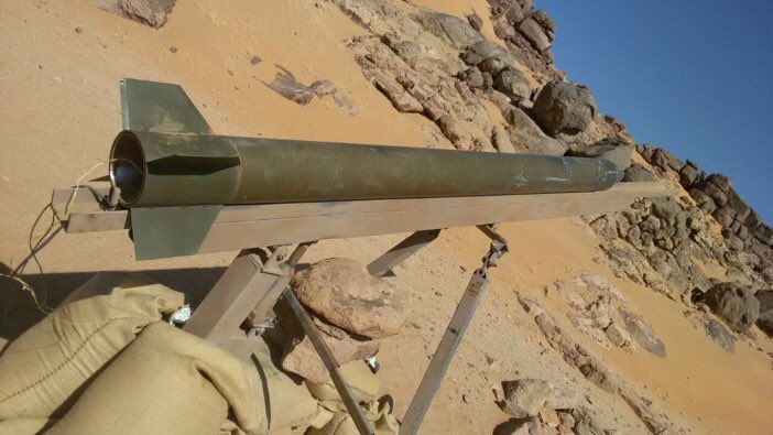 الجيش الوطني يستولي على أسلحة وعتاد عسكري وصواريخ كانت معدة لاستهداف السعودية في البقع بصعدة (صور)