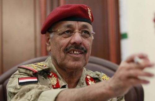 حلفاء إيران في اليمن يخوضون حرباً باردة ضد اللواء «علي محسن»
