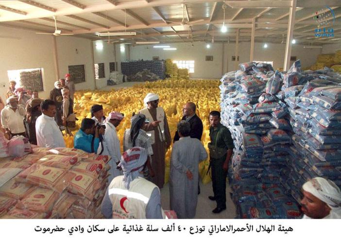 هيئة الهلال الأحمر الاماراتي توزع 40 ألف سلة غذائية على سكان وادي حضرموت