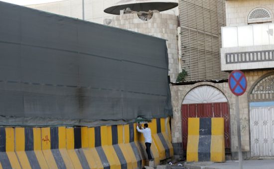صحفي يكشف قائمة بما نهبه الحوثيون من منزل الرئيس هادي