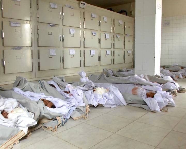 وصول جثامين 19 شهيدا من منتسبي قوات الأمن قتلهم عناصر الإرهاب في لحج إلى المستشفى العسكري بصنعاء