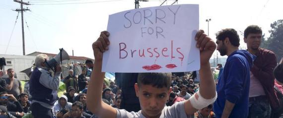 «آسف يابروكسل»: لافتة طفلٍ لاجئ سوري تحظى بتفاعلٍ على مواقع التواصل الاجتماعي
