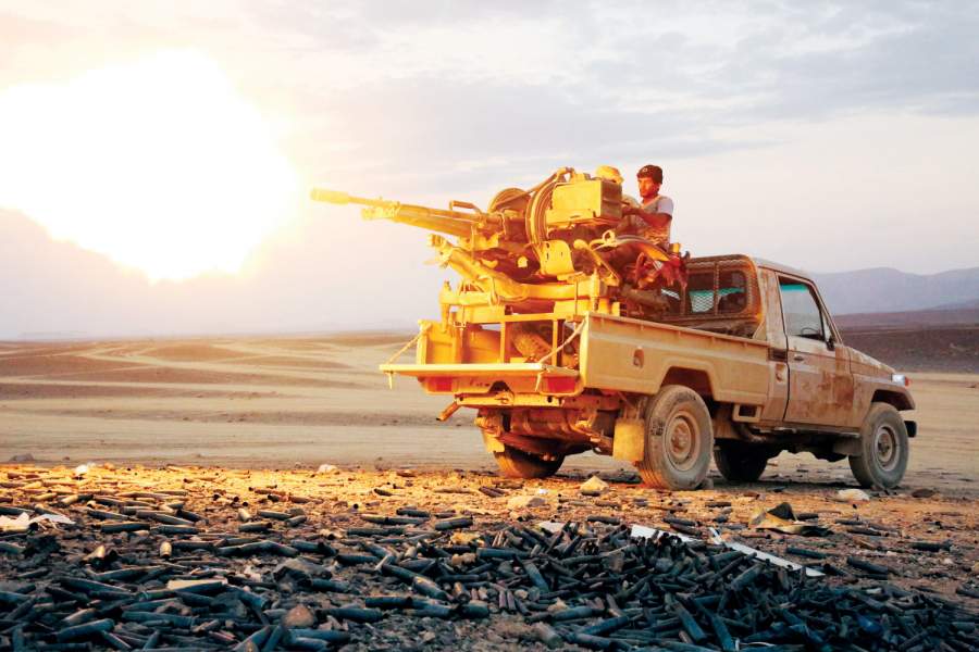 الجيش يشن هجوما واسعا على مواقع الحوثيين في المتون ويقصف تعزيزات عسكرية في المصلوب بالجوف