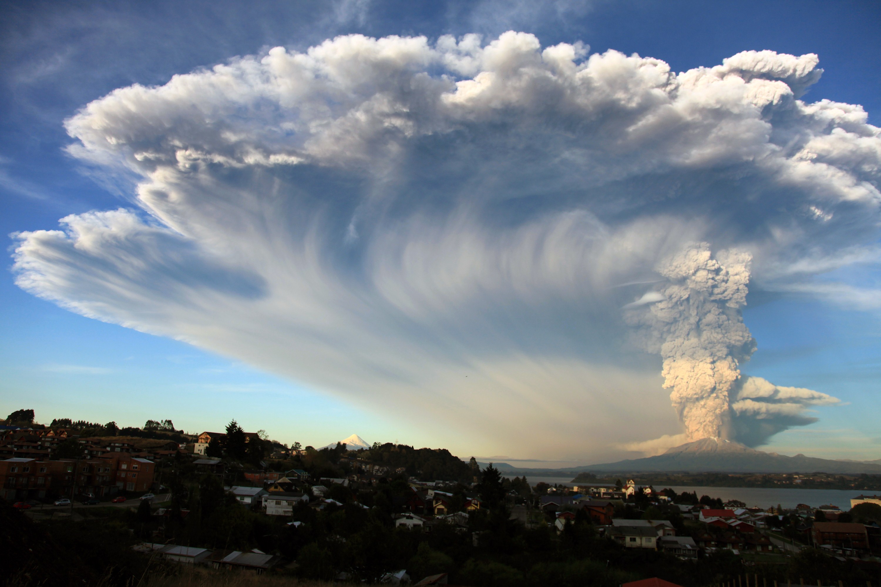 فيديو.. بركان يثور في تشيلي وإجلاء 1500 شخص