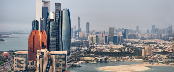 الإمارات تلجأ إلى أصعب إجراءات تقشف منذ 10 سنوات بتسريح آلاف العمال