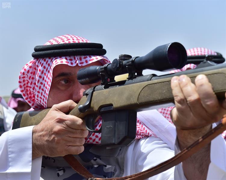 بالصور: أمير سعودي كبير يزور خطوط الجبهات جنوب السعودية