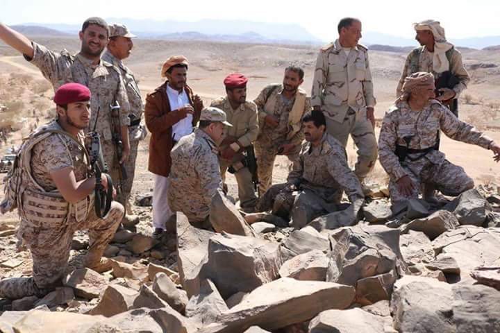 المقدشي يتفقد مواقع الجيش في جبهة نهم شرق صنعاء (فيديو)