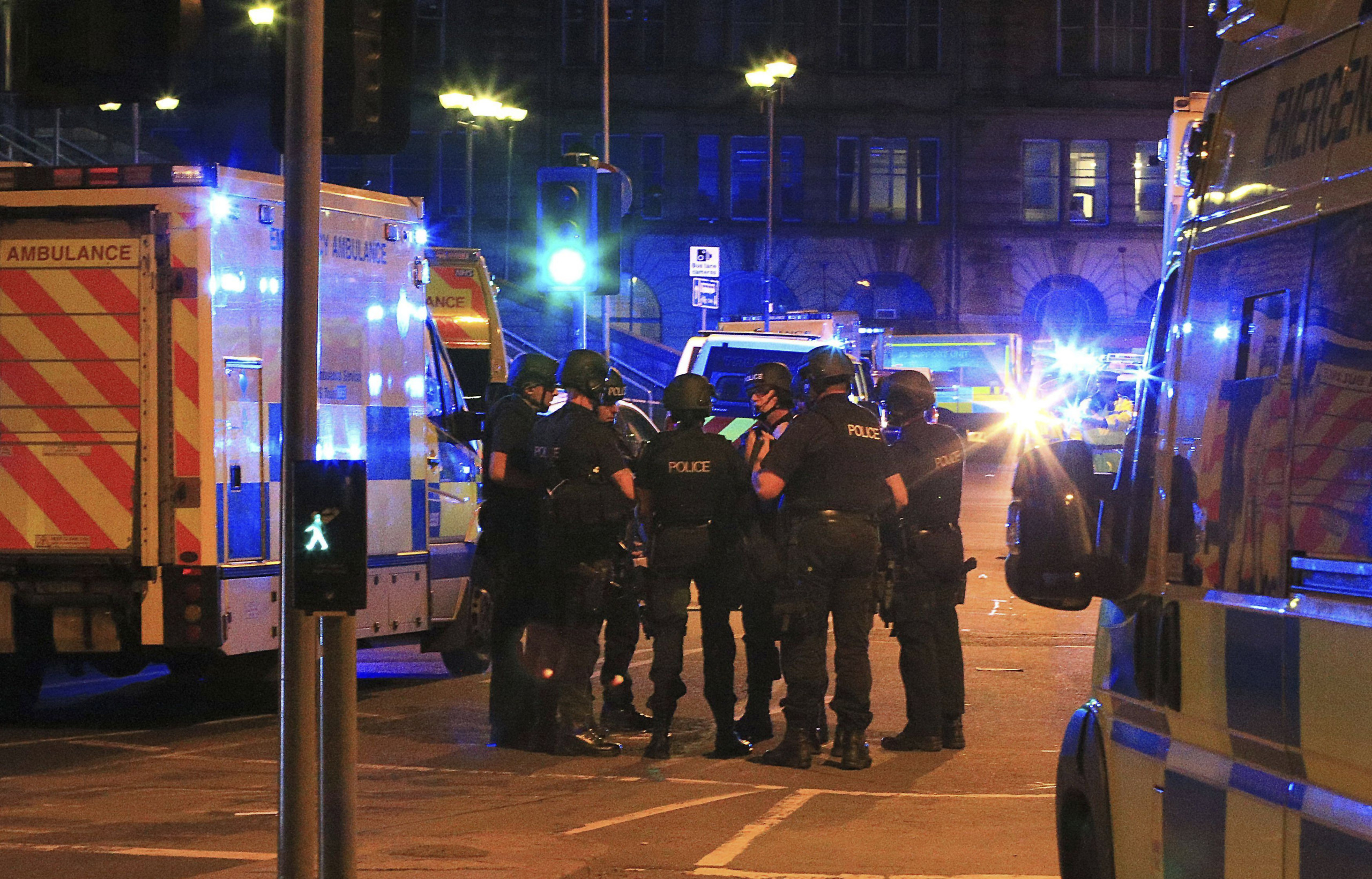 19 قتيلا و50 جريحا بانفجار ضرب حفلا غنائيا في مدينة مانشستر ببريطانيا (صور + فيديو)