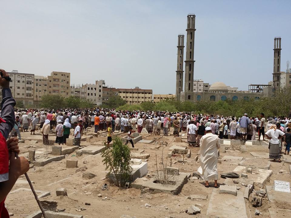 تشييع جثمان الشيخ عبدالرحمن الزهري بمدينة عدن بعد إغتياله فجر اليوم
