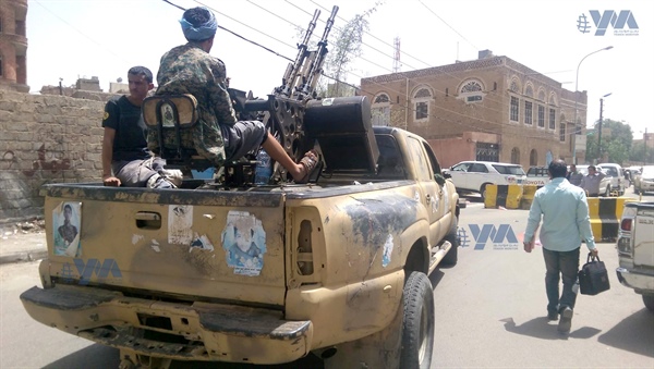 آلية حربية تتبع جماعة الحوثي في طريقها لأحد شوارع العاصمة (يمن م