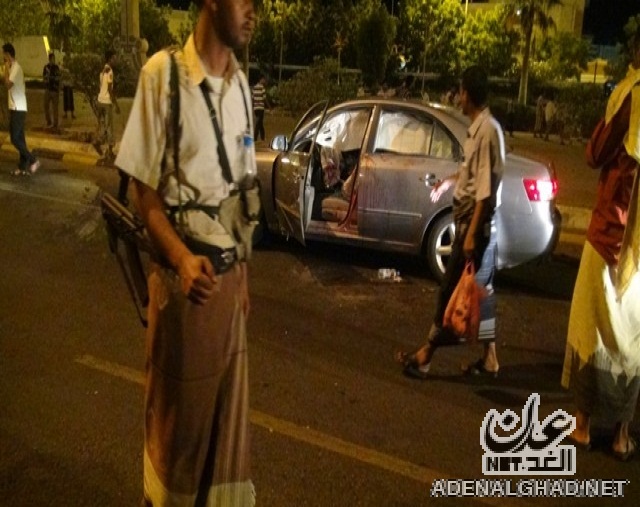 سيارة قائد اللجان الشعبية في ابين عبد اللطيف السيد التي تعرضت لل