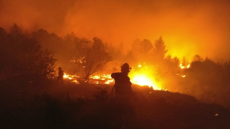 رجال إطفاء إسرائيليون يحاولون إخماد حريق