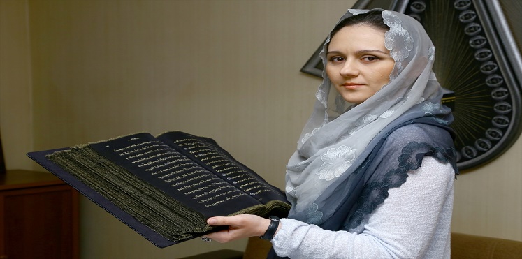 بريشة نسائية أذرية.. أول مصحف في العالم مكتوب على الحرير (فيديو وصور) 