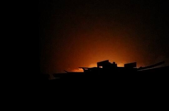 طائرات التحالف تشن غارات على معسكر اللواء 25ميكا بمدينة عبس