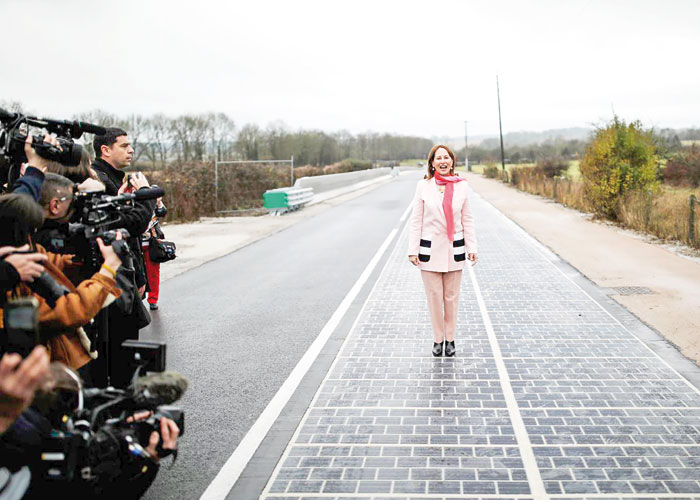 تدشين أول طريق ينتج الطاقة الشمسية في فرنسا