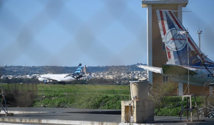 الإفراج عن جميع ركاب الطائرة الليبية المختطفة وطاقمها لا يزالا في قبضة الخاطفين