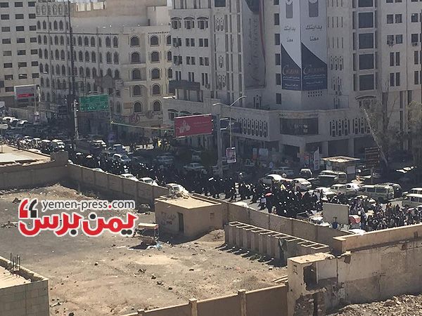 مسيرة حاشدة في العاصمة صنعاء رفضاً للانقلاب الحوثي وانتشار لعشرات المدرعات الحوثية أمام منزل هادي