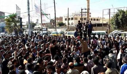 احتشاد المتظاهرين اليوم في ساحة التغيير بالعاصمة صنعاء