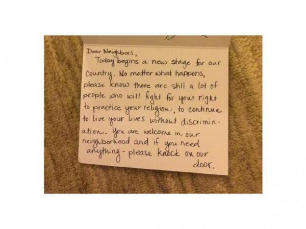 أمريكي مسلم يتفاجأ برسالة من جيرانه معلقة على باب منزله يوم تنصيب ترامب