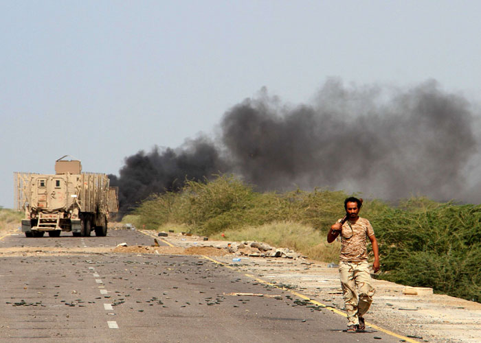 مقتل مسؤول محلي موالٍ للحوثيين بغارة للتحالف العربي شرق المخا (الإسم)
