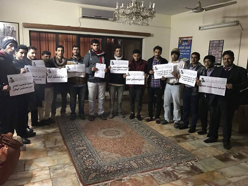 طلاب اليمن في باكستان يستأنفون الاعتصام في مبنى السفارة اليمنية في إسلام أباد حتى صرف مستحقاتهم (فيديو)
