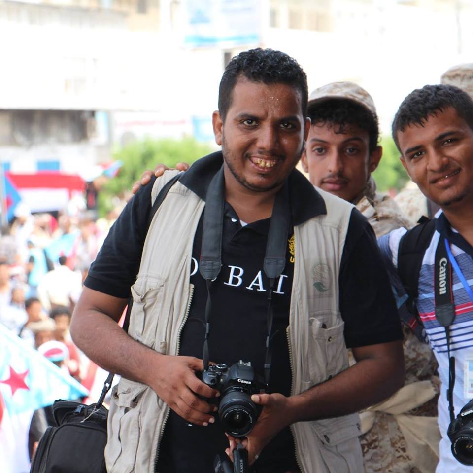 إصابة مصور صحفي خلال تغطيته للمعارك قرب معسكر خالد غربي تعز (صورة)