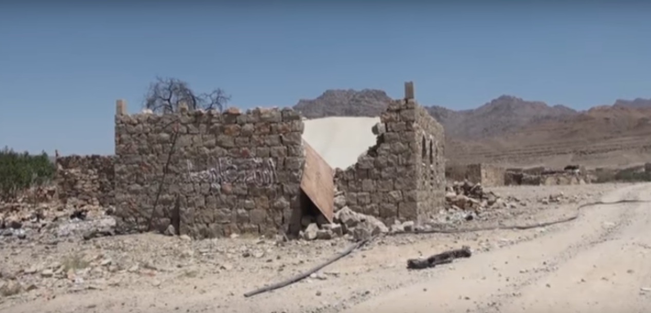 الحوثيون يدمرون مسجدا بمديرية نهم بالصواريخ (فيديو)