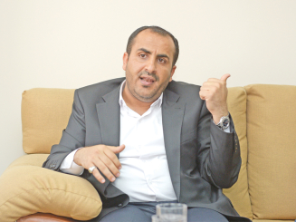 وفد الحوثيين المفاوض يعود من مسقط إلى صنعاء وأول تصريح لمحمد عبدالسلام