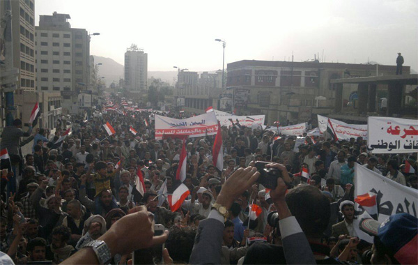 المسيرة الجماهيرية تخترق شارع الزبيري باتجاه باب اليمن ومروحيات تحلق في سماءها