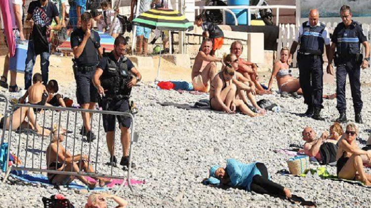 إجبار امرأة على خلع البوركيني في احد شواطىء فرنسا (صور)