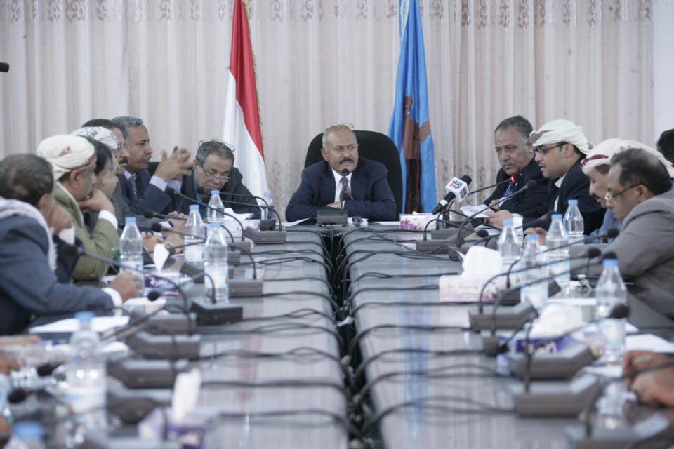 علي عبدالله صالح يسخر من الحوثيين ويطالب بوقف بيانات المجانين والمتهورين وتهدئة السرعة (فيديو)