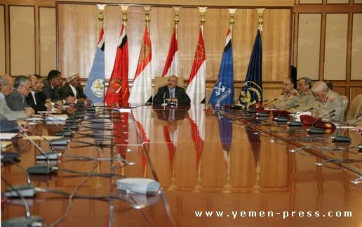 علي عبدالله صالح في إجتماع سابق مع القيادات العسكرية بصنعاء (أرش