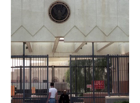 السفارة الأمريكية بصنعاء تستعين بعمال أتراك بدلا عن اليمنيين لترميم وإصلاح السفارة