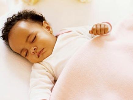 نوم الأطفال الرضع في فراش ذويهم يعرضهم لخطر الموت