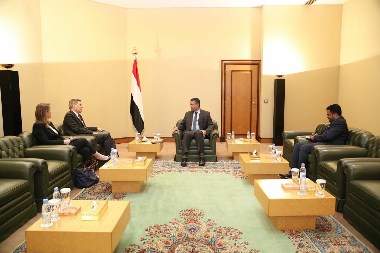 بحاح يبلغ السفير الأمريكي شرط الحكومة للتوصل إلى حل سياسي للأزمة في اليمن