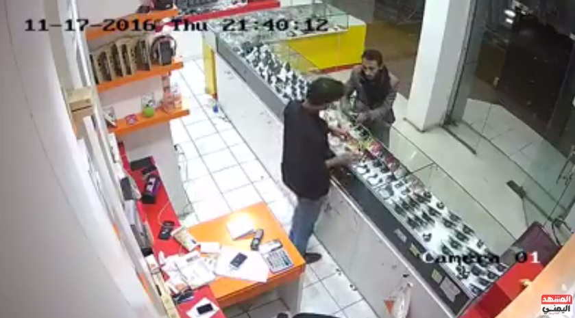 شاهد بالفيديو .. عملية سرقة خاطفة لشاب من محل هواتف في صنعاء