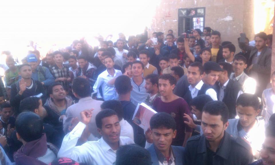 صورة للطلاب المحتجين أثناء انطلاقهم من داخل كلية التجارة
