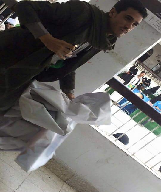 مشرف الحوثيين بعد أن قام بإقتحام الكلية وتقطيع صورة الدفعة وعلي 