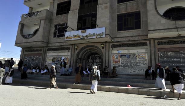 مصير مجهول لرواتب موظفي اليمن