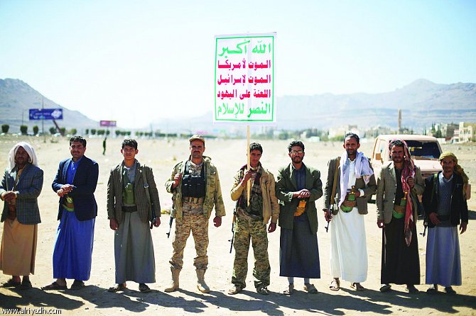 مسلحون حوثيون يطوقون القصر الرئاسي في صنعاء (رويترز)
