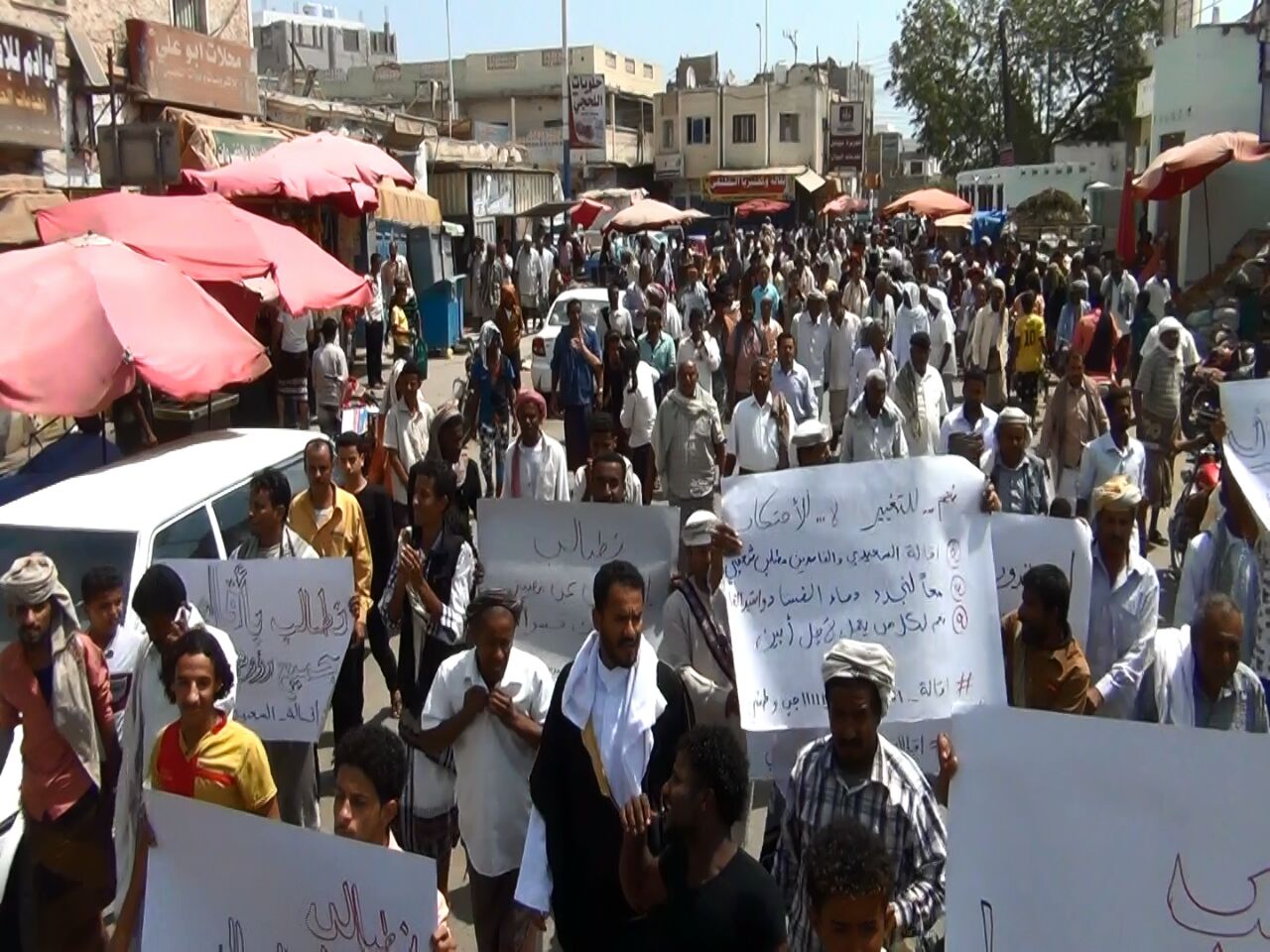 مسيرة شعبية حاشدة تجوب شوارع زنجبار للتنديد بالإرهاب والمطالبة بإقالة المحافظ