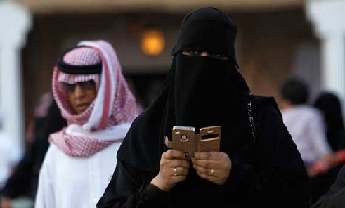 الرياض تبدأ حرباً خفية ضد أكثر المواقع الاجتماعية تأثيراً في السعودية