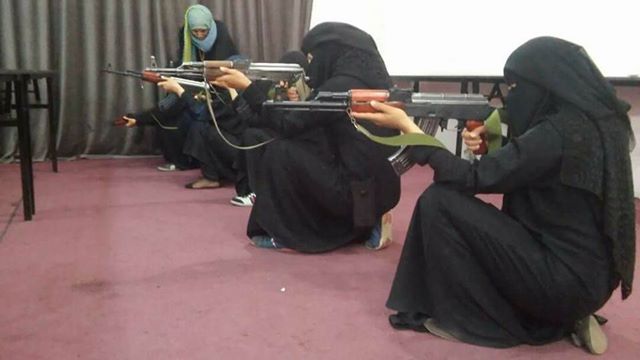 معسكرات تدريب للحوثيات في العاصمة صنعاء بإشراف وزير الرياضة زيد (صور)