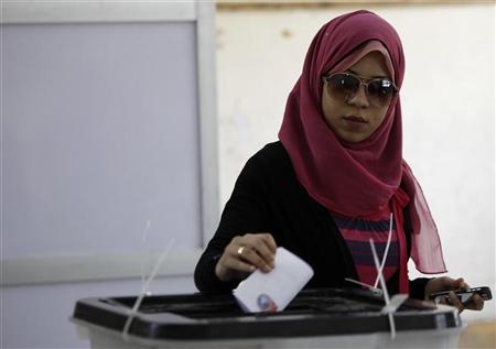 مصرية تدلي بصوتها في مركز اقتراع بالقاهرة يوم الخميس. تصوير: عمر
