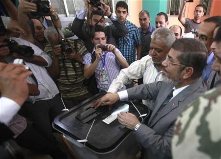 محمد مرسي يدلي بصوته في الشرقية يوم الاربعاء. تصوير: اسماء وجيه 