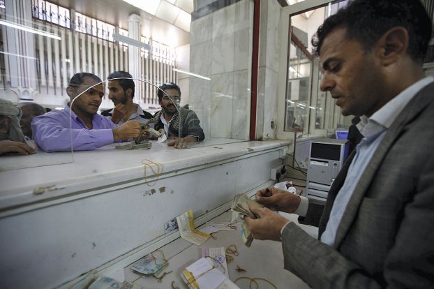 نصف راتب هدية الحوثيين والمخلوع للموظفين بداية شهر رمضان