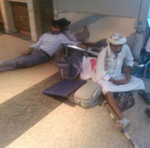 مسافرين يمنيين يفترشون الأرض لساعات في انتظار المسؤولين أو الطائ