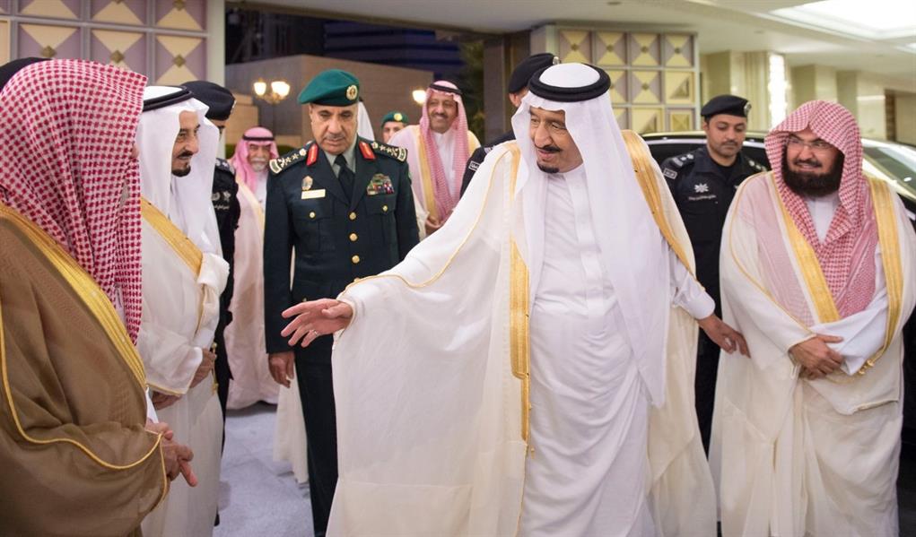بالصور.. الملك سلمان يصل إلى مكة المكرمة لقضاء العشر الأواخر من رمضان بجوار بيت الله الحرام