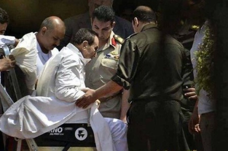 نشر صور الإفراج عن محمد حسني مبارك ونقله إلى مستشفى المعادي